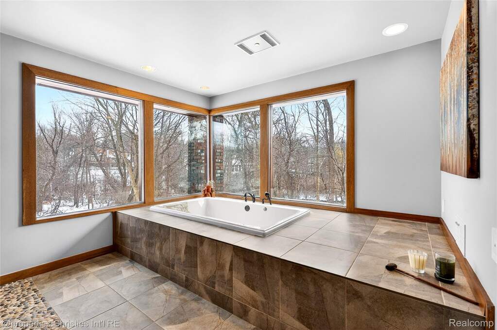 5 Bedroom Single Family Home/House's Image 32