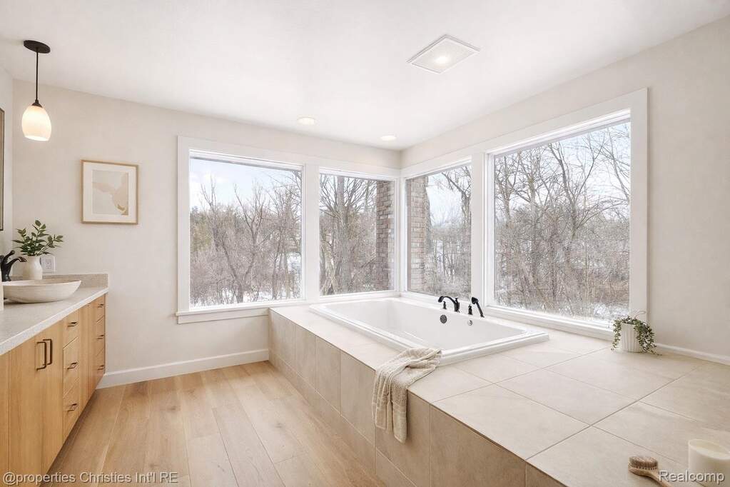 5 Bedroom Single Family Home/House's Image 33