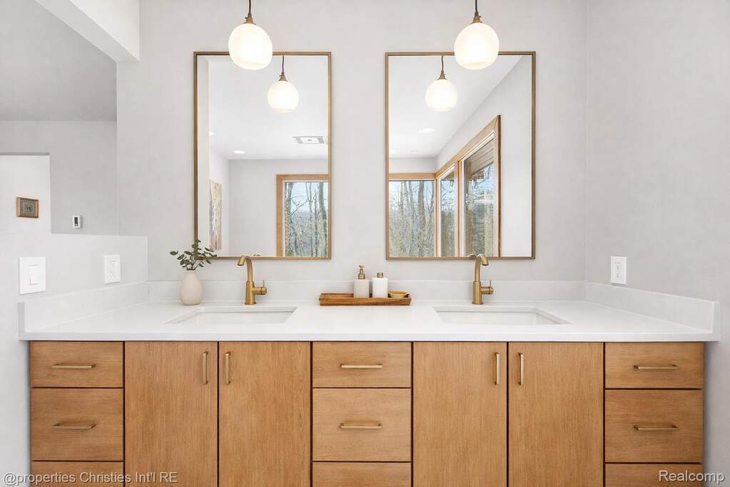 5 Bedroom Single Family Home/House's Image 35