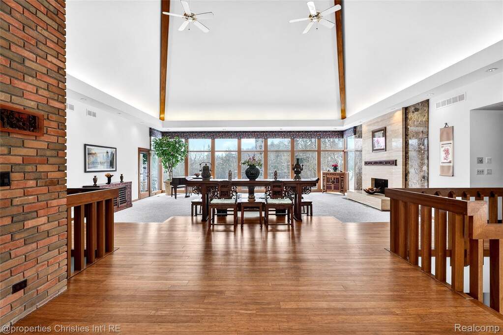 5 Bedroom Single Family Home/House's Image 3