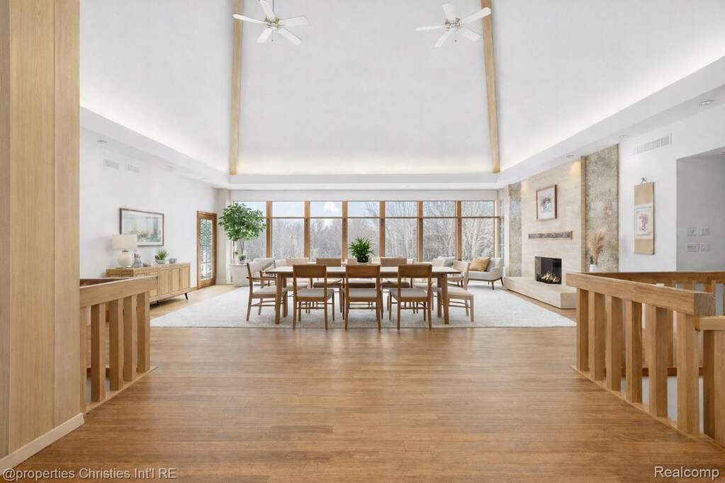 5 Bedroom Single Family Home/House's Image 4