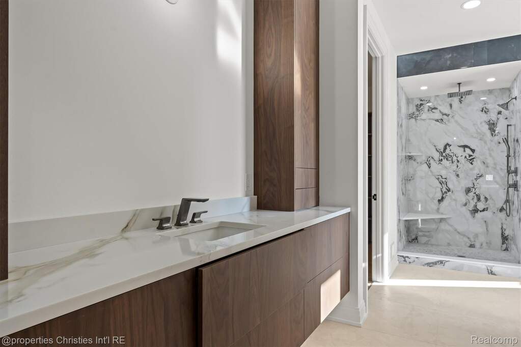 4 Bedroom Single Family Home/House's Image 32