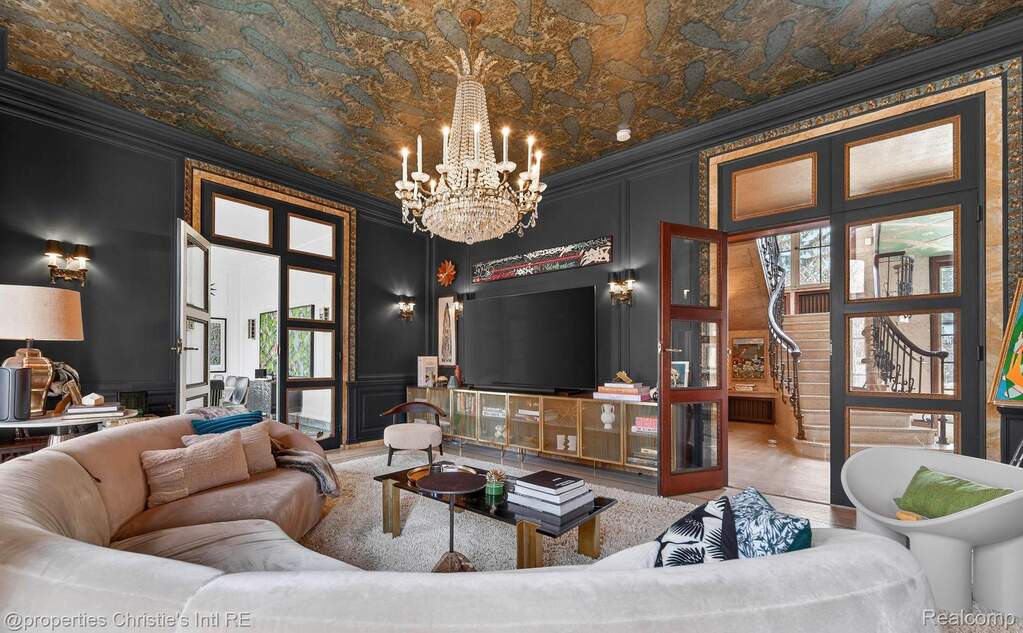 6 Bedroom Single Family Home/House's Image 13