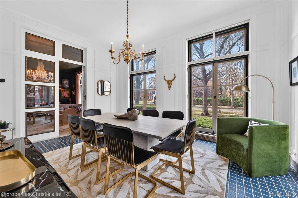 6 Bedroom Single Family Home/House's Image 16