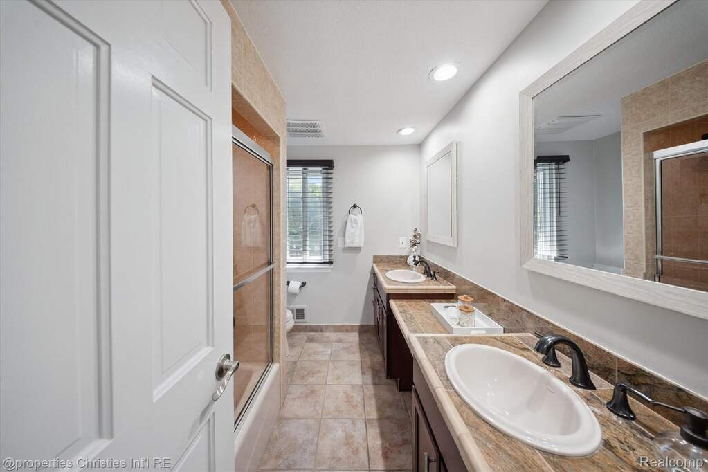4 Bedroom Single Family Home/House's Image 25