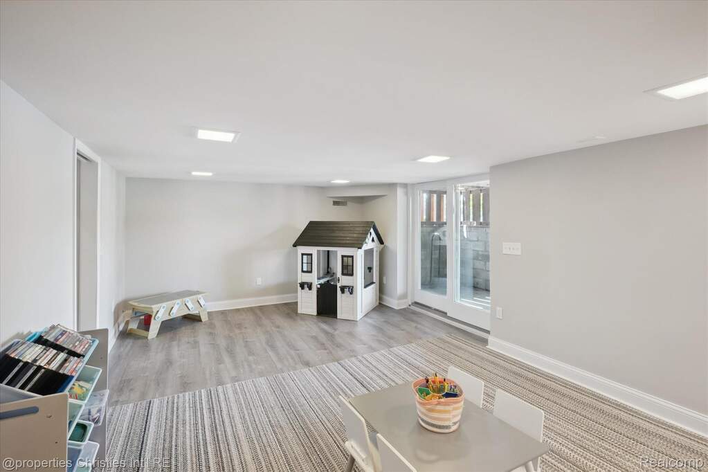 4 Bedroom Single Family Home/House's Image 36