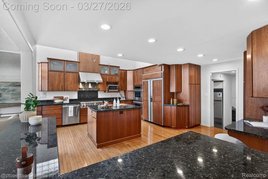 5 Bedroom Single Family Home/House's Image 4