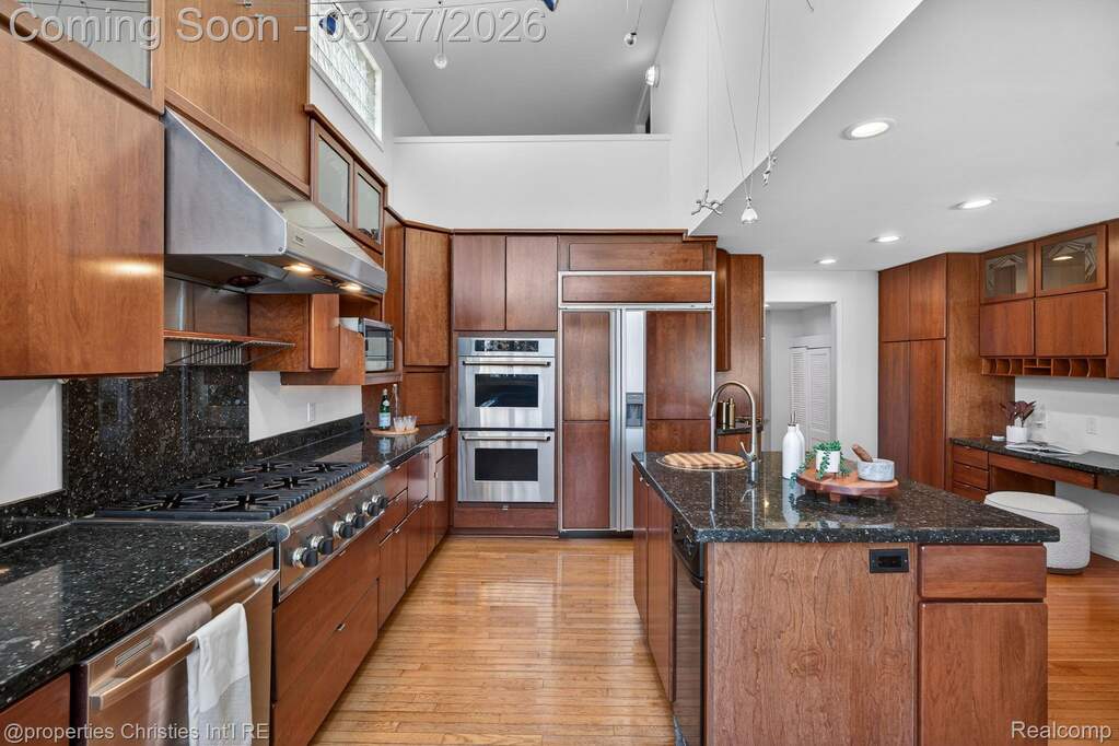 5 Bedroom Single Family Home/House's Image 6