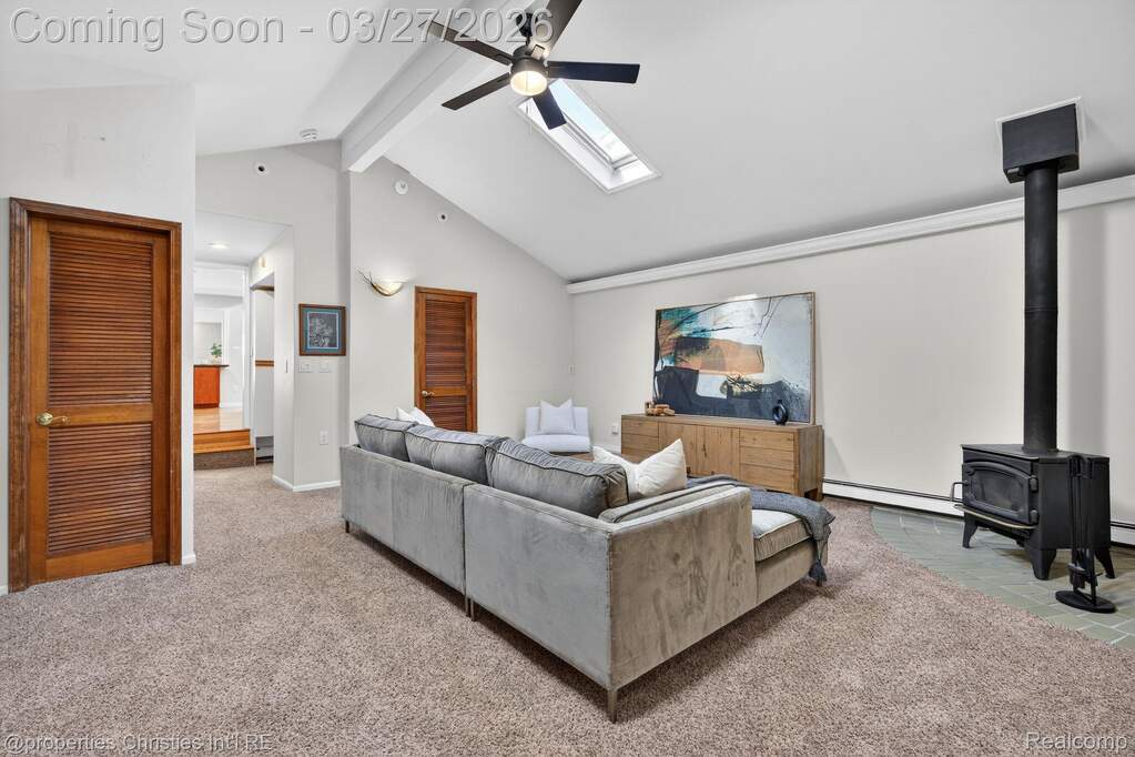5 Bedroom Single Family Home/House's Image 11