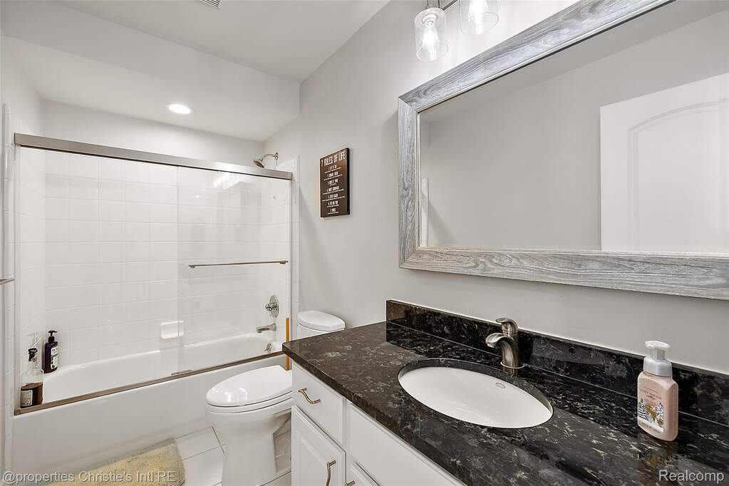 3 Bedroom Single Family Home/House's Image 34
