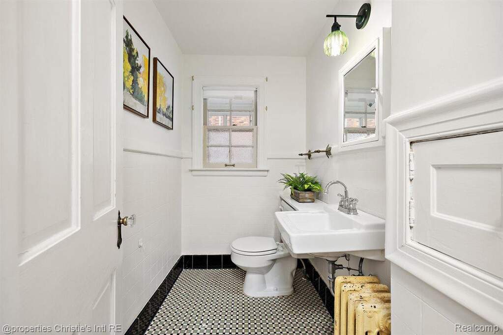 4 Bedroom Single Family Home/House's Image 10