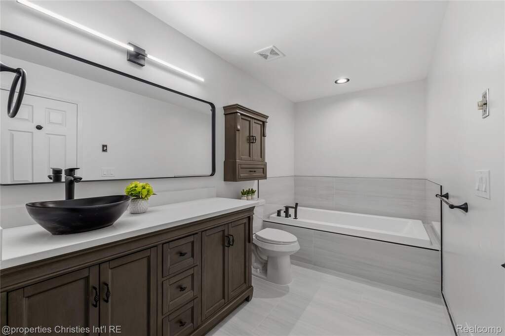 3 Bedroom Apartment/Flat's Image 37