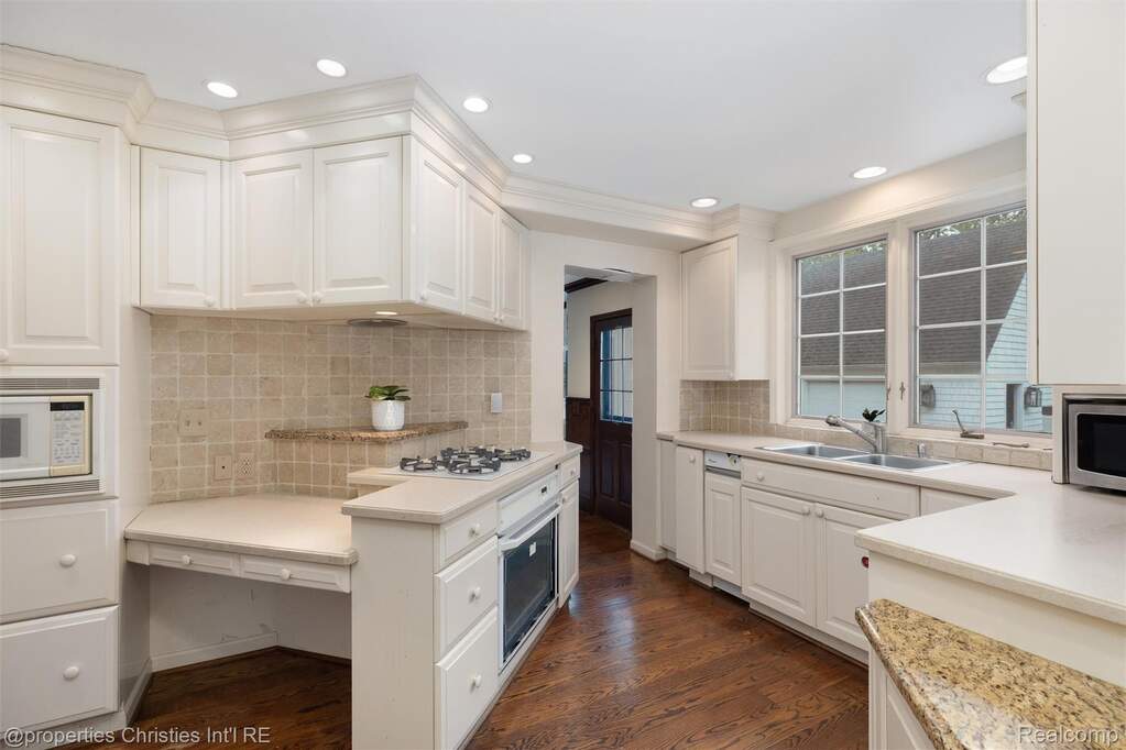 4 Bedroom Single Family Home/House's Image 31