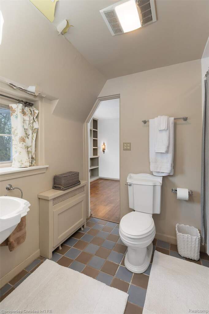 4 Bedroom Single Family Home/House's Image 40