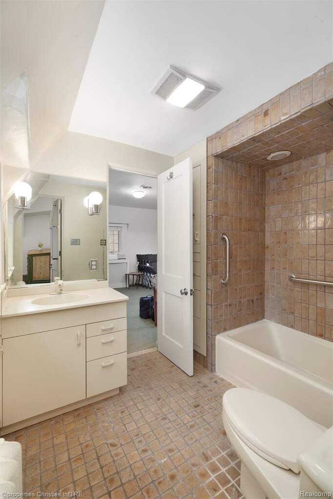 4 Bedroom Single Family Home/House's Image 45