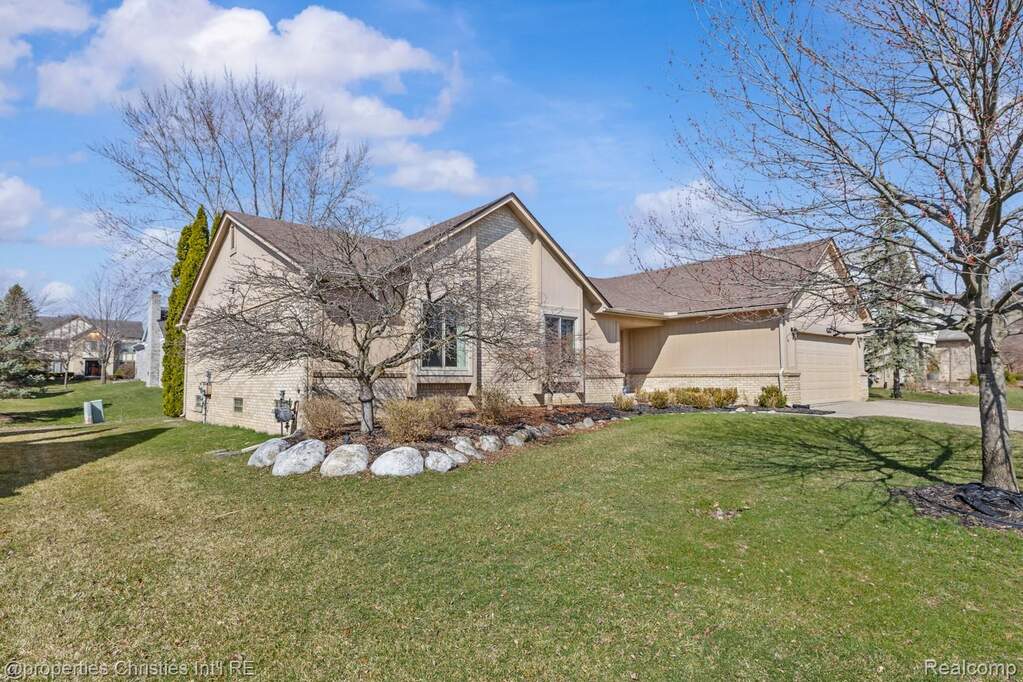 Great Curb Appeal!