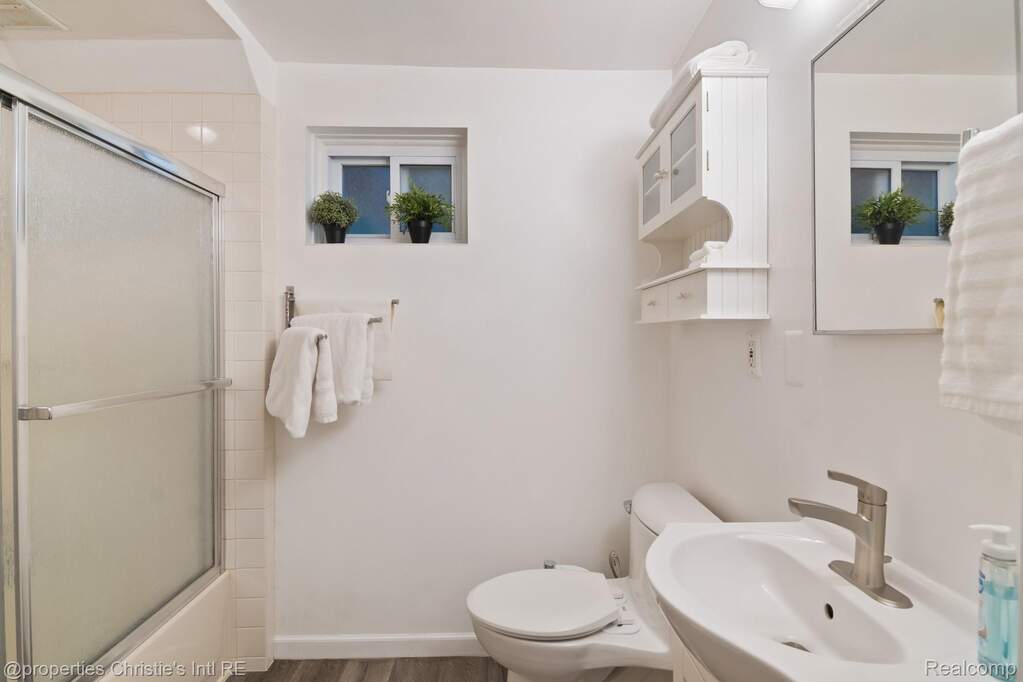 5 Bedroom Multi Unit's Image 13