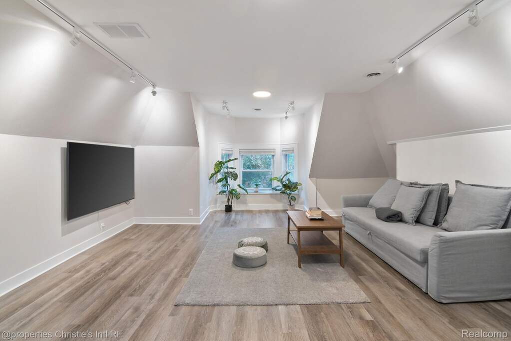 5 Bedroom Multi Unit's Image 32