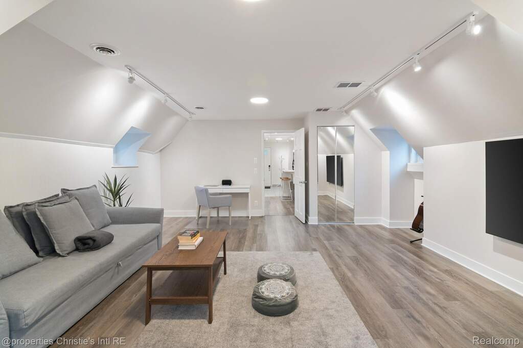 5 Bedroom Multi Unit's Image 36