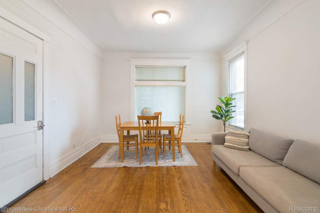 1st floor unit- large 1 bed with separate living/ dining space plus large bedroom 
