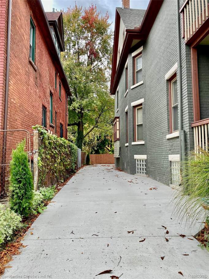 5 Bedroom Multi Unit's Image 43