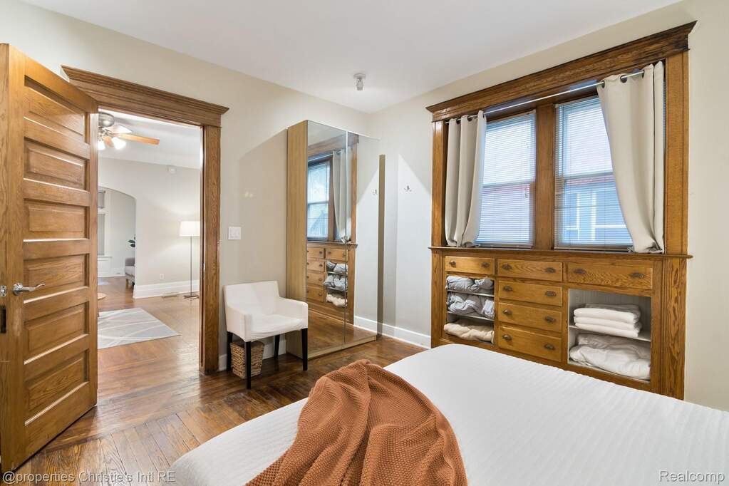 5 Bedroom Multi Unit's Image 6