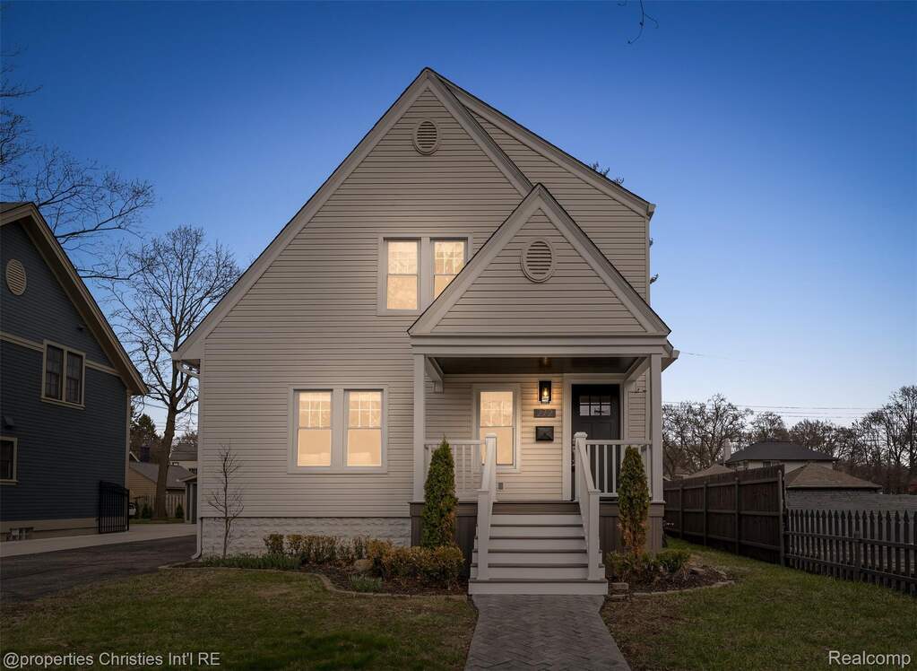View of front of house featuring a porch