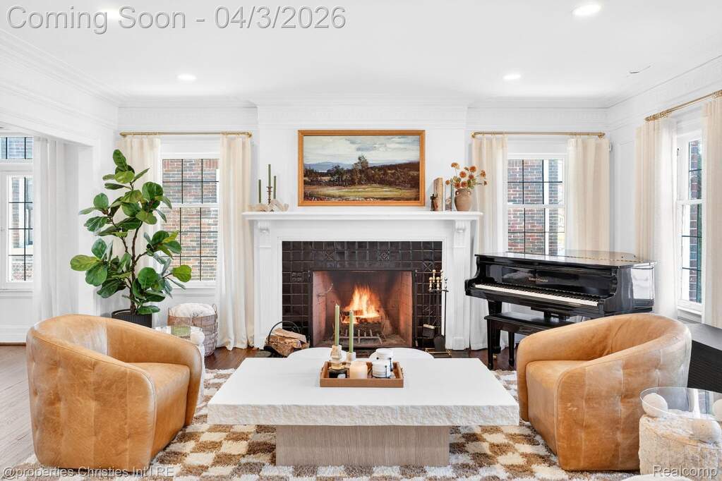 6 Bedroom Single Family Home/House's Image 9