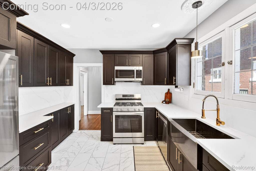 6 Bedroom Single Family Home/House's Image 20
