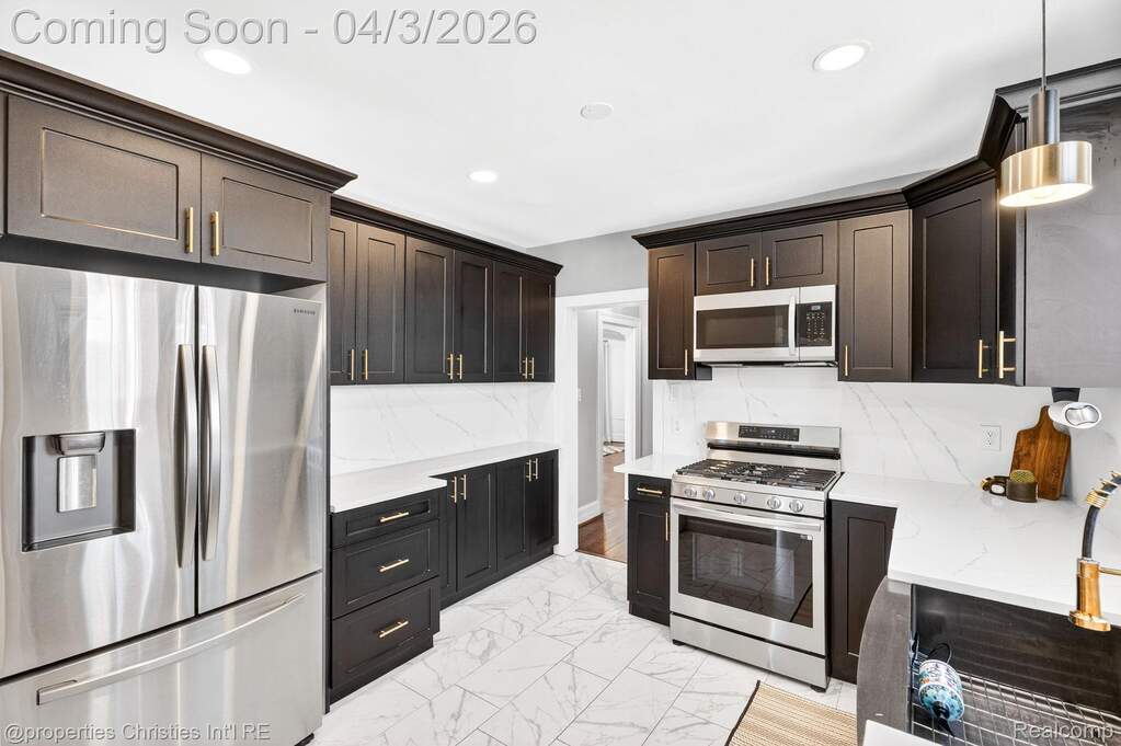 6 Bedroom Single Family Home/House's Image 21