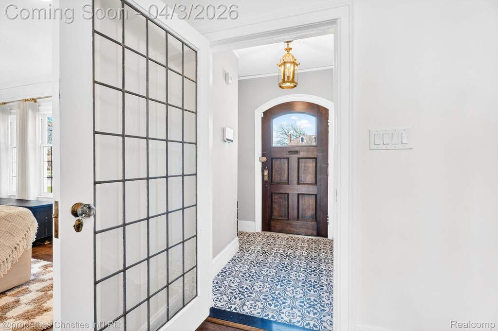 Foyer featuring arched walkways and ornamental molding