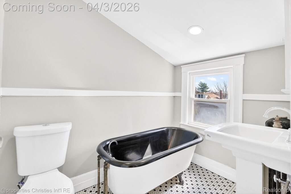 6 Bedroom Single Family Home/House's Image 52