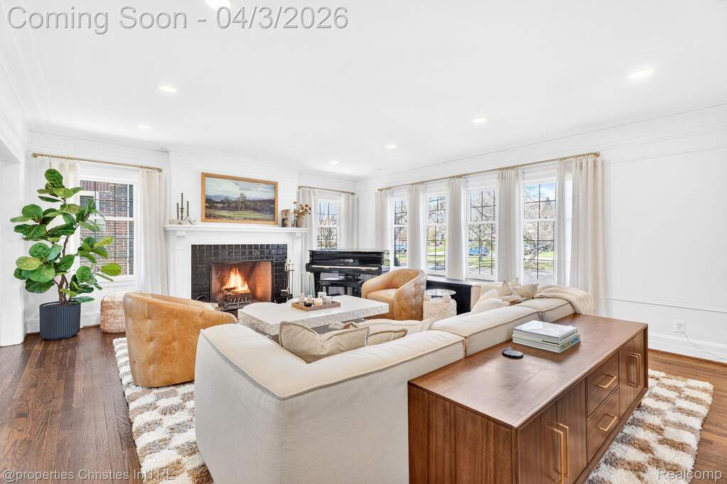 6 Bedroom Single Family Home/House's Image 3
