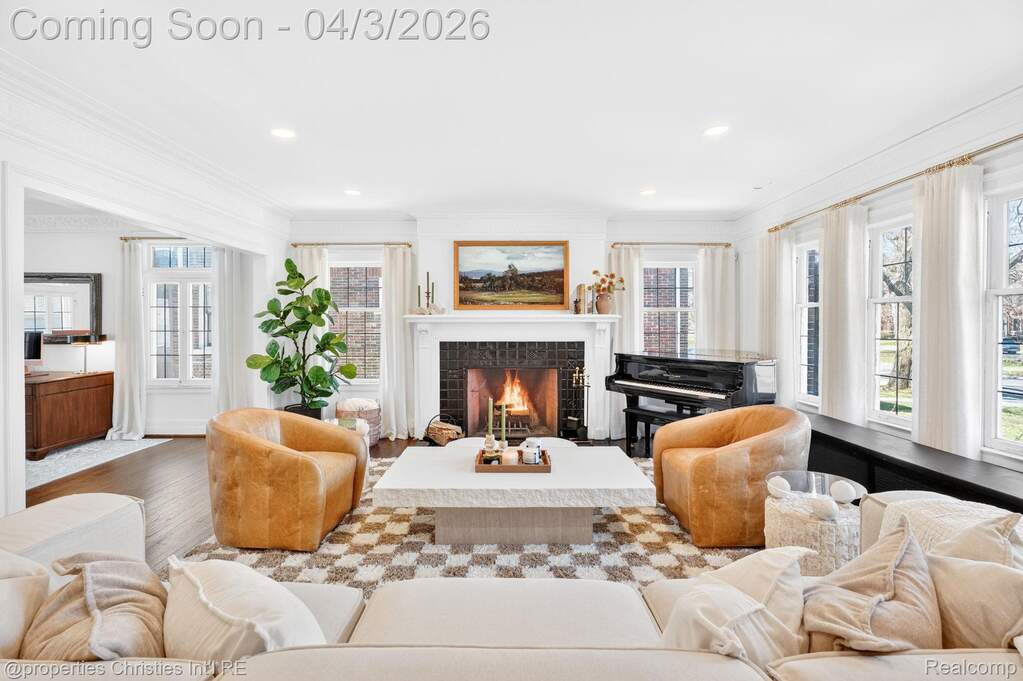 6 Bedroom Single Family Home/House's Image 4