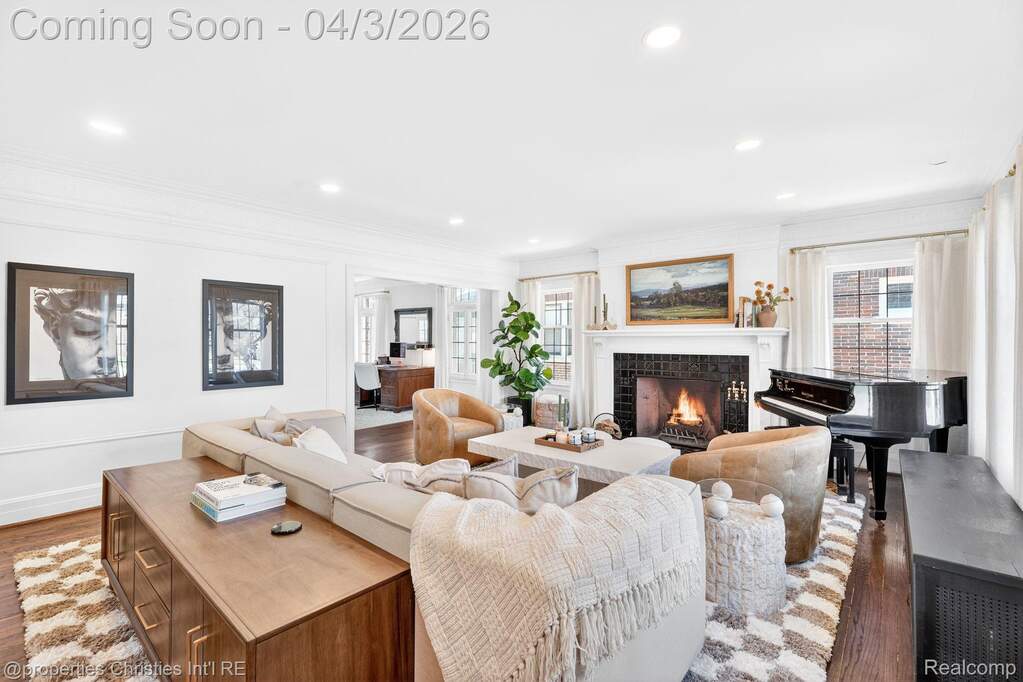 6 Bedroom Single Family Home/House's Image 6