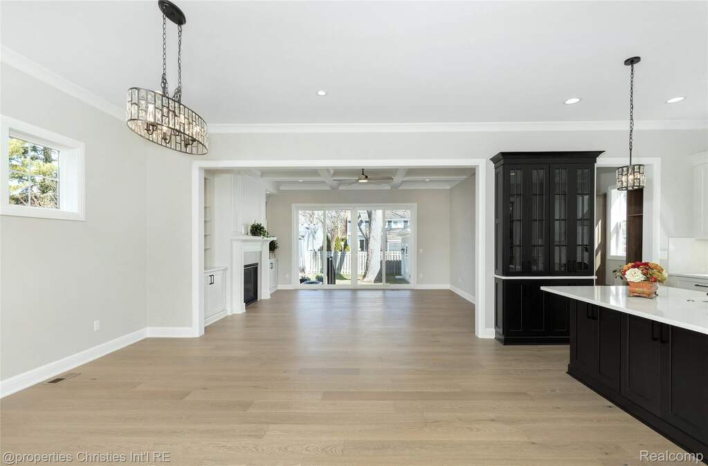5 Bedroom Single Family Home/House's Image 14