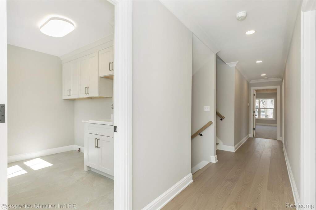 5 Bedroom Single Family Home/House's Image 21