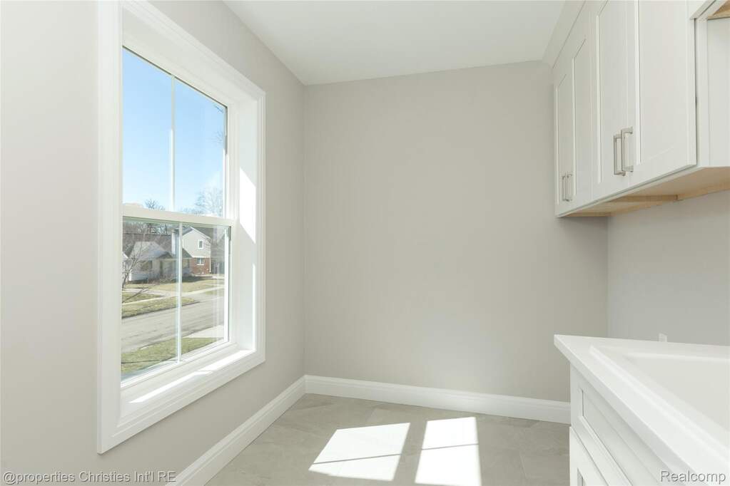 5 Bedroom Single Family Home/House's Image 23