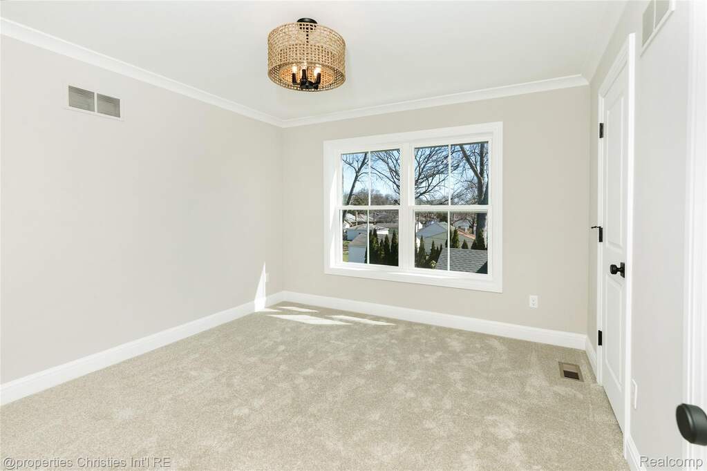 5 Bedroom Single Family Home/House's Image 35