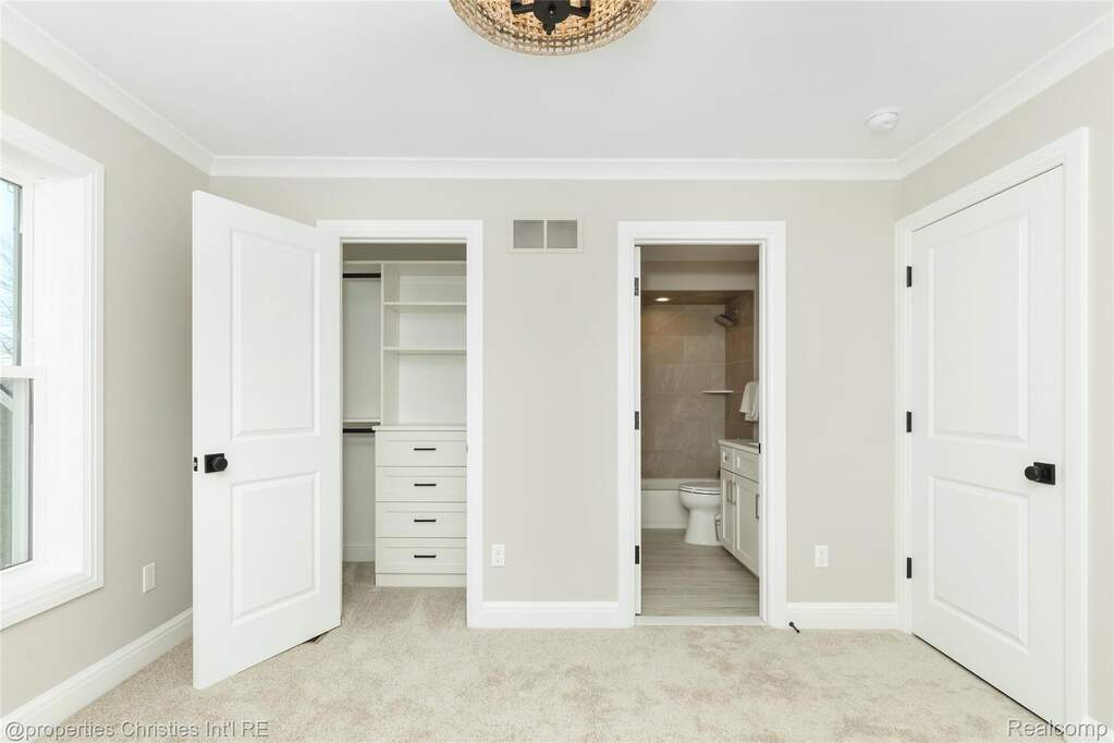 5 Bedroom Single Family Home/House's Image 36