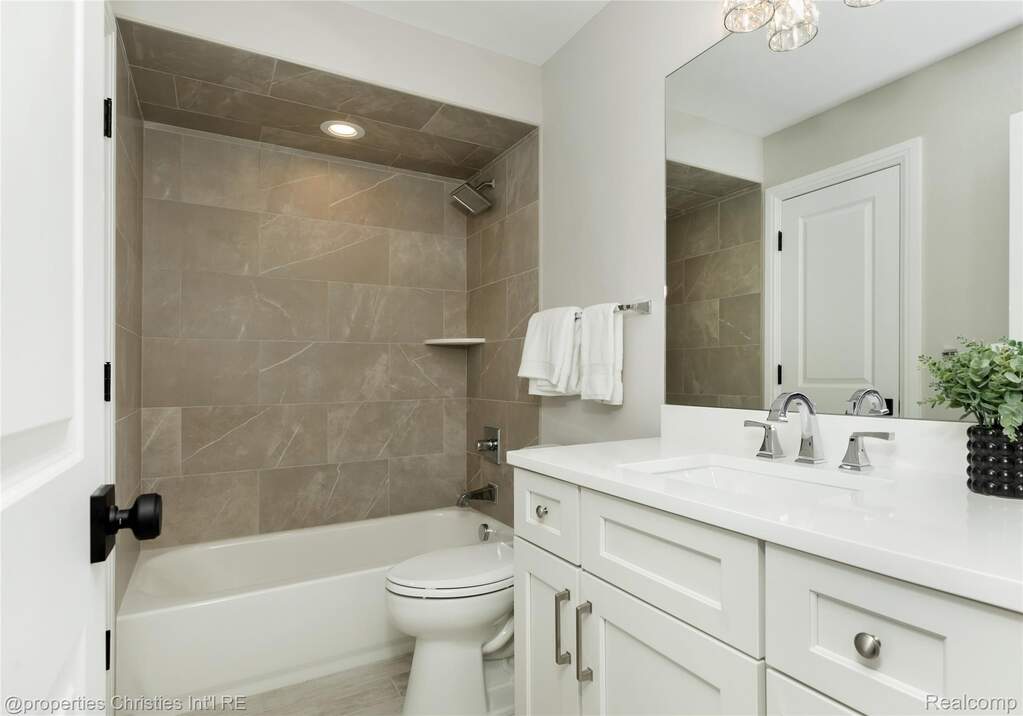 5 Bedroom Single Family Home/House's Image 37