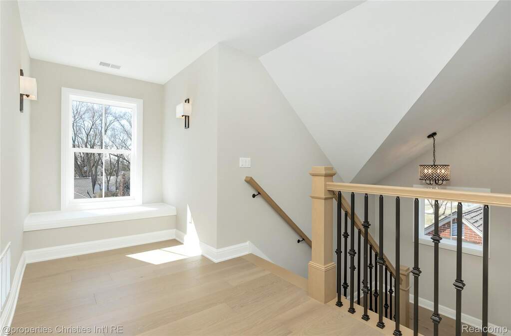 5 Bedroom Single Family Home/House's Image 39