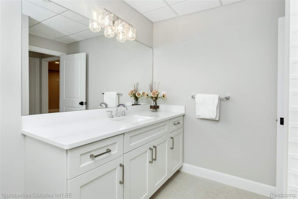 5 Bedroom Single Family Home/House's Image 49