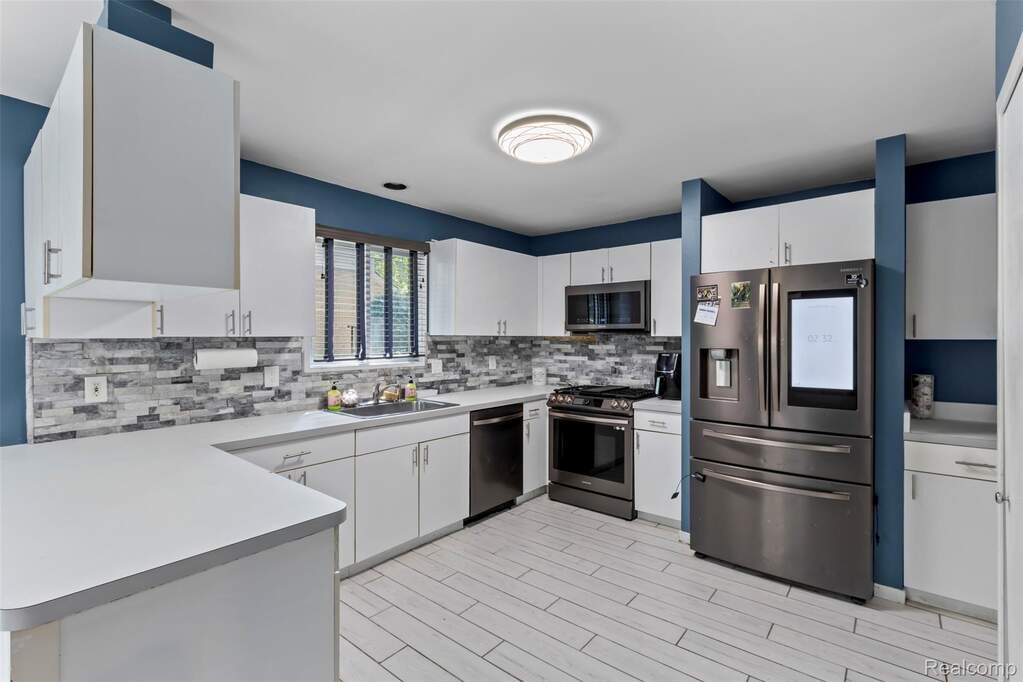 4 Bedroom Single Family Home/House's Image 8