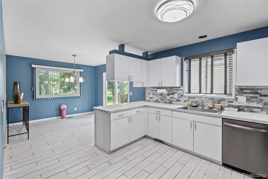 4 Bedroom Single Family Home/House's Image 9
