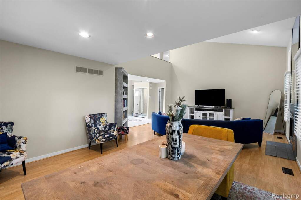 4 Bedroom Single Family Home/House's Image 5