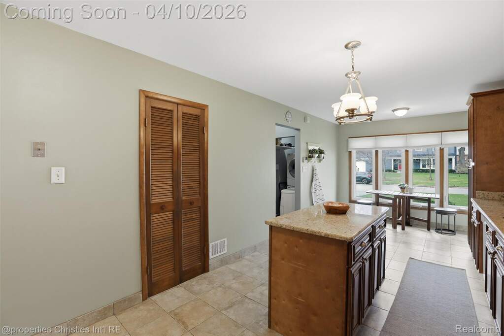 5 Bedroom Single Family Home/House's Image 7