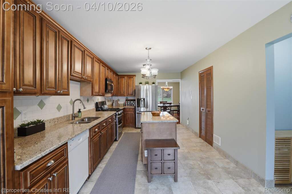5 Bedroom Single Family Home/House's Image 10