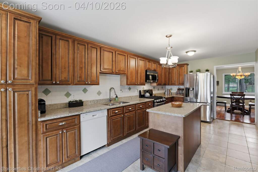 5 Bedroom Single Family Home/House's Image 11