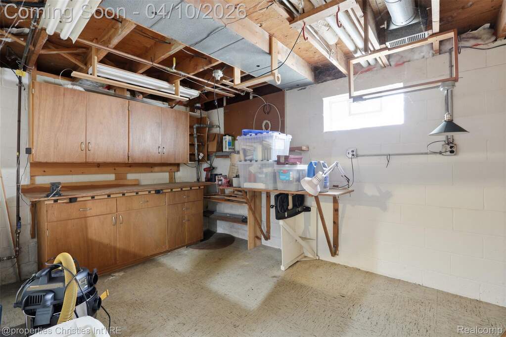 5 Bedroom Single Family Home/House's Image 34